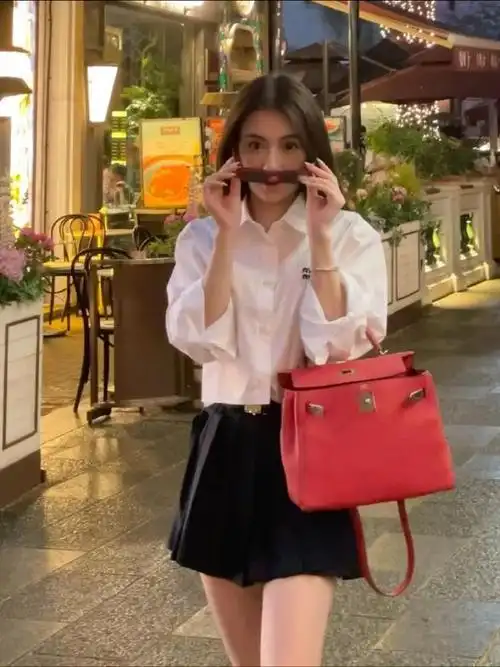 郭富城娇妻方媛晒逛街美照,怼脸镜头又飒又美,神似年轻张柏芝|记者