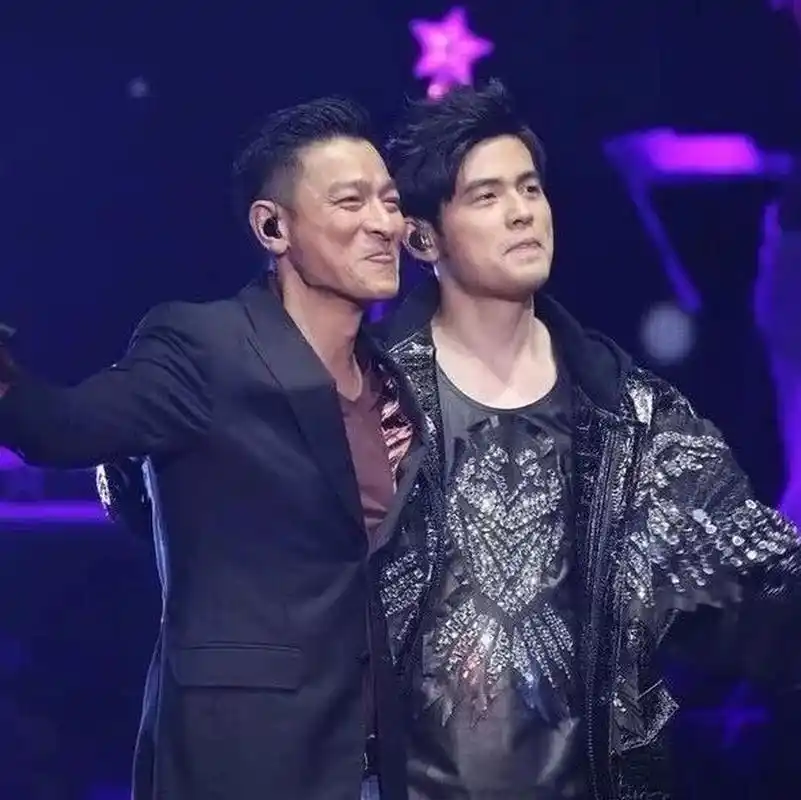 如果 刘德华周杰伦同时同地演唱会 怎么选 1,曲目音乐:平局 2,粉丝