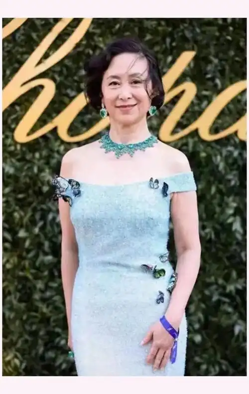 何超琼穿蝶裙戛纳晚宴,热聊bella,珠宝耀眼夺目