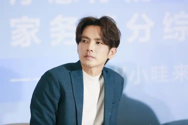 钟汉良空降品牌线下活动 现场大合唱《悠闲时光》