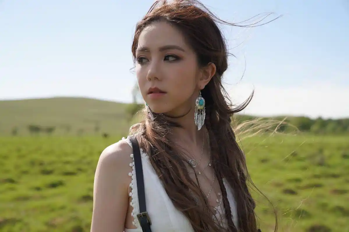 原来如此!她公开晒了张照片,就暴露了邓紫棋和华晨宇的真正关系