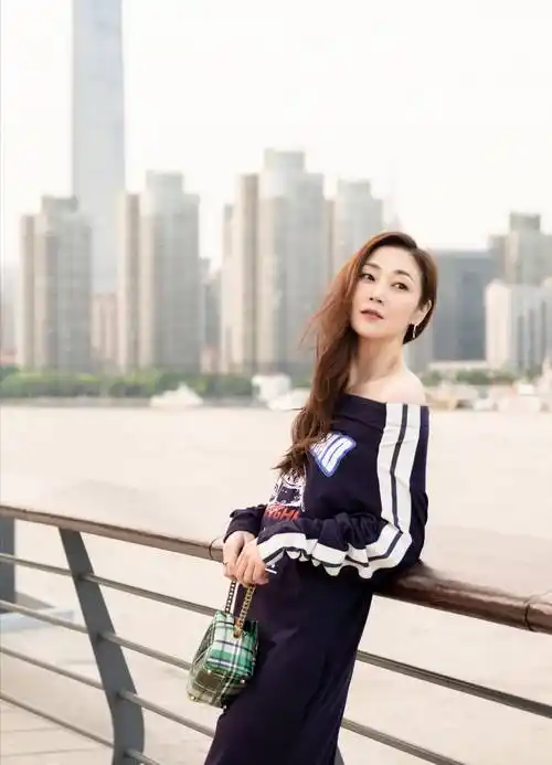 万绮雯真会扮美,一袭黑色薄纱公主裙配小鹿头饰,50岁美成18_连衣裙