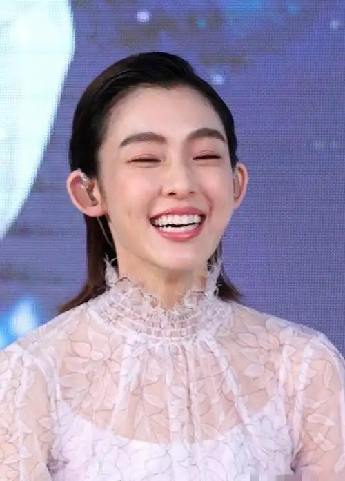 41岁范玮琪近照,复出捞金顺利心情不错,招风耳丑出新高度?