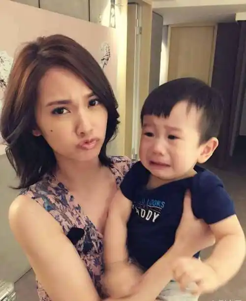 杨丞琳深夜与男友人约会,头碰头微笑自拍,不怕老公李荣浩吃醋_婚姻