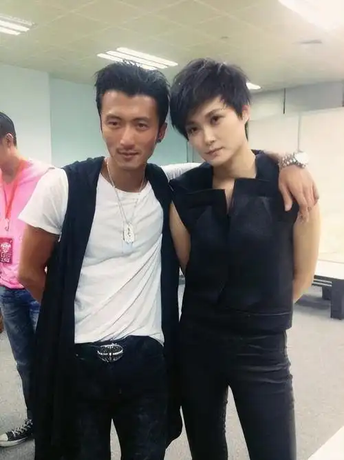 回顾李宇春以中性造型出名后男婚女嫁成了父母的心病