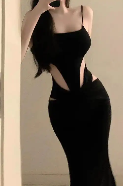 辣妹风黑色吊带连衣裙女款春装小众气质性感镂空长裙露