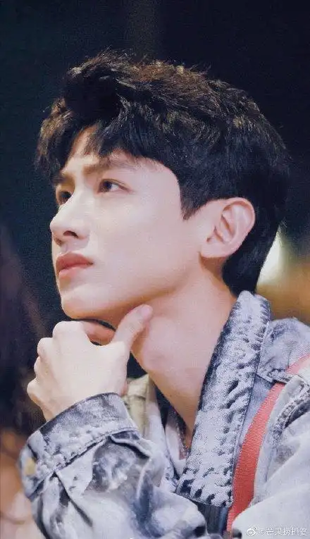 白敬亭"色气诱惑" 名品喉结性感杀人