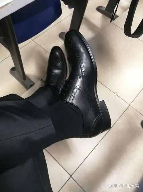 穿皮鞋应该搭配什么袜子