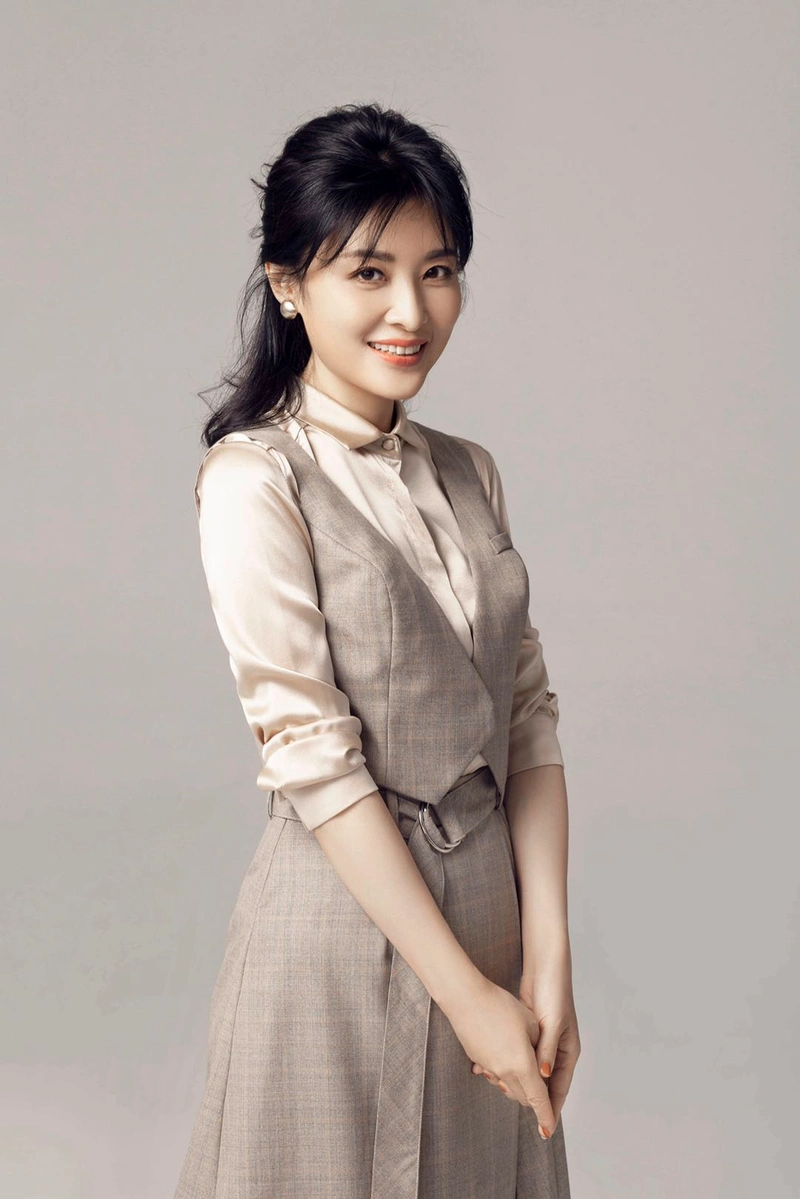 著名主持人周涛气质太端庄!一袭粉色西装裙优雅高贵,干练大气