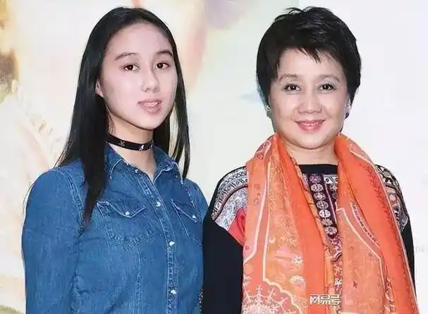 何超欣最丢脸的事不是赌王78岁时生下她而是被传言母亲是利智