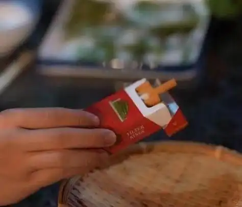 若在酒桌上,有人故意不给你发烟,让你难堪,可用以下3招"反击"