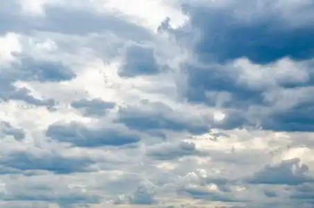 雷雨前乌云密布,天空多云照片