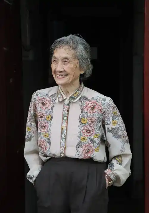 原创90岁的奶奶耄耋之年穿衣不刻意扮嫩也时髦可爱