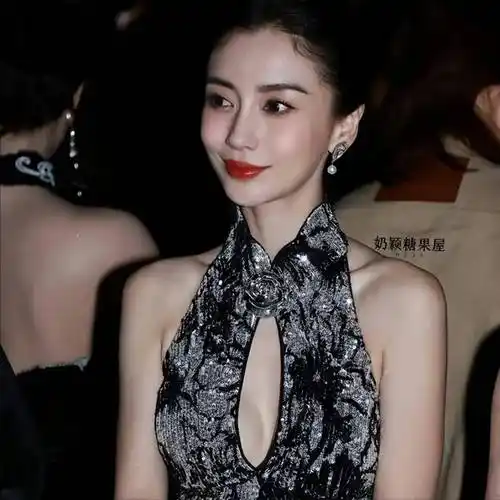 金像奖这一夜,baby两套礼服惊艳出场,但从小细节能看出尴尬处境_杨颖