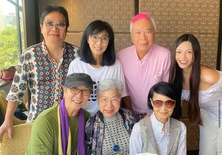 tvb绿叶小40岁嫩妻为名人作画,长相漂亮爱交际,比丈夫更受欢迎_chris