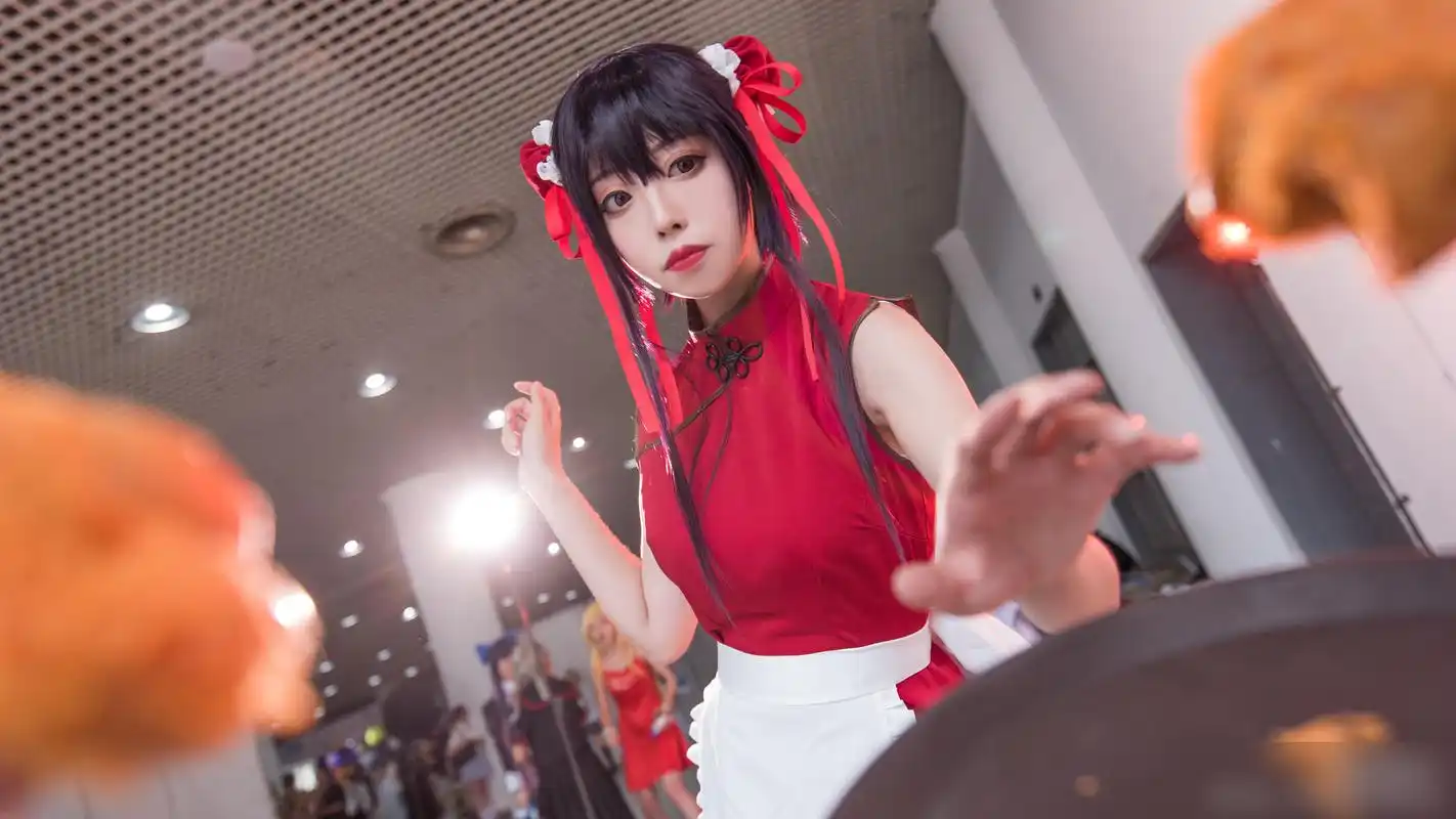 国人妹子cos的旗袍侍女装霞之丘诗羽!这个小姐姐腿长得有一米八