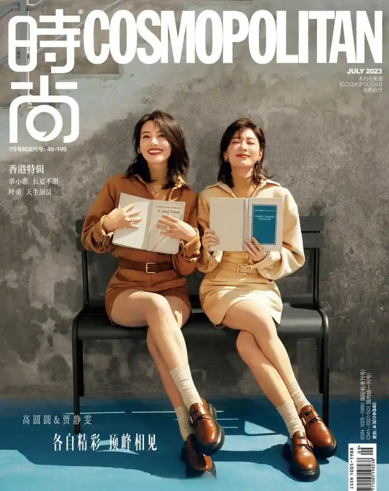 贾静雯和高圆圆的合影写真,两个人像亲姐妹一样,在一起也太好看了.