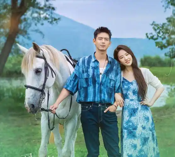 36岁刘亦菲出席活动,穿性感露肩礼服大秀长腿,网友感叹太意外_紫色