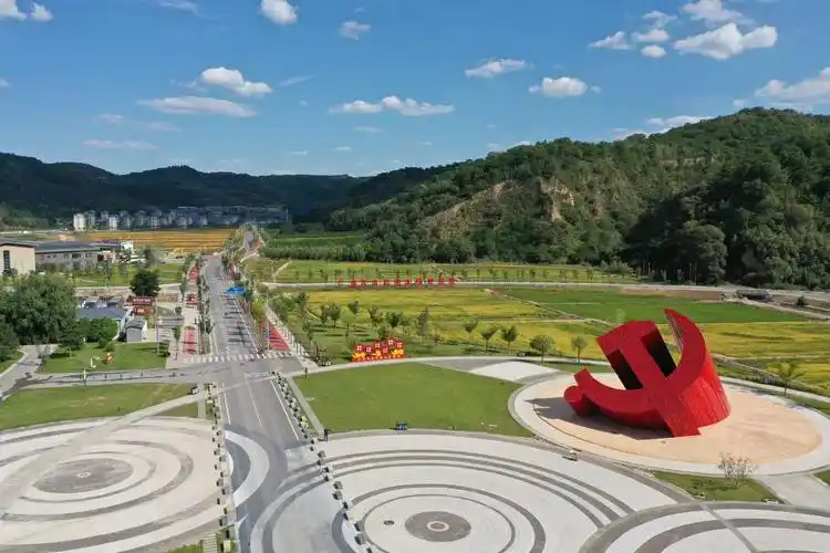 南泥湾党徽广场