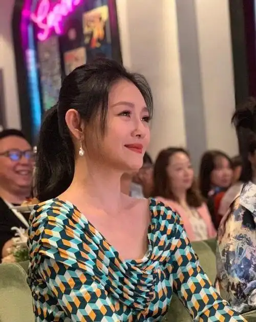 大s离婚后瘦了不少穿印花裙配高马尾气质真好45岁越活越年轻