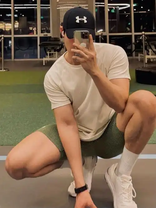 性感又可爱的肌肉小哥哥把健身房当秀场各种自拍荷尔蒙爆棚