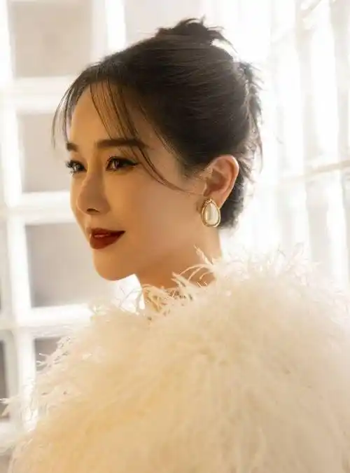 左小青的发型端庄优雅,身穿高开衩连衣裙,性感迷人_整体_时尚_形象