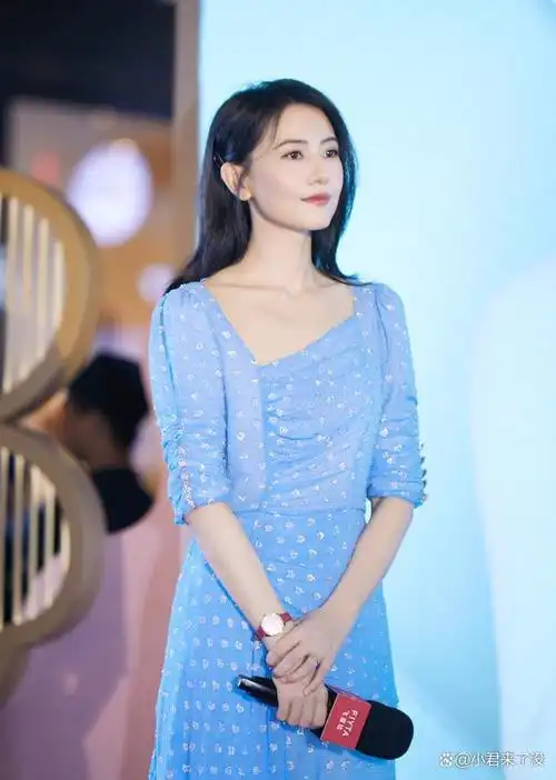 高圆圆美神降临,穿蓝色吊带裙笑意盈盈自带美颜滤镜,简单大方