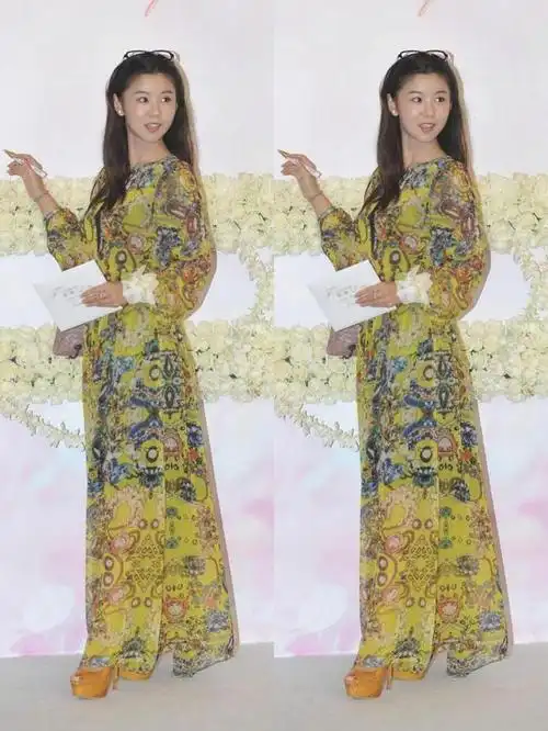 李小萌的长相真甜就算穿着花里花哨的裙子也不俗气反而好温柔