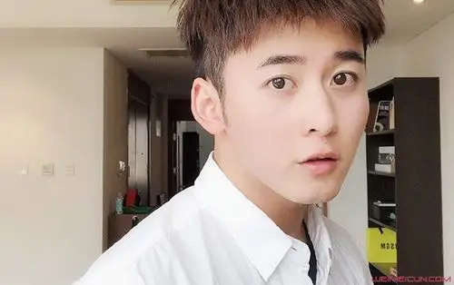 九州天空城2方祈墨扮演者 柴格和何炅是什么关系