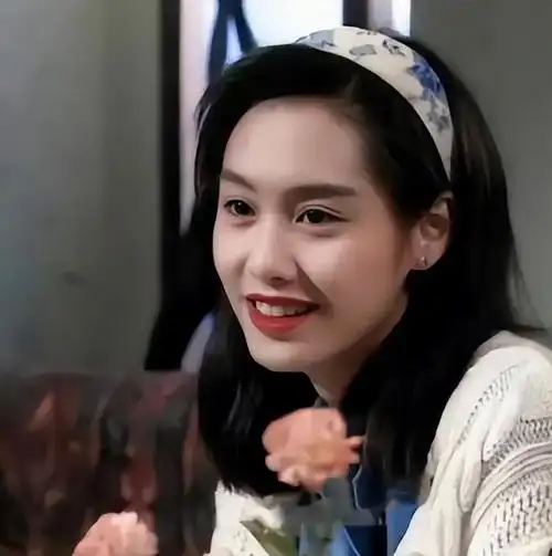 与同时期的女演员相比,朱茵好像从一出生就十分幸运,不仅家境优越,还