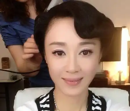 关于傅艺伟的婚姻感情应该很多人都了解:先是与演员杨晓丹结婚后因