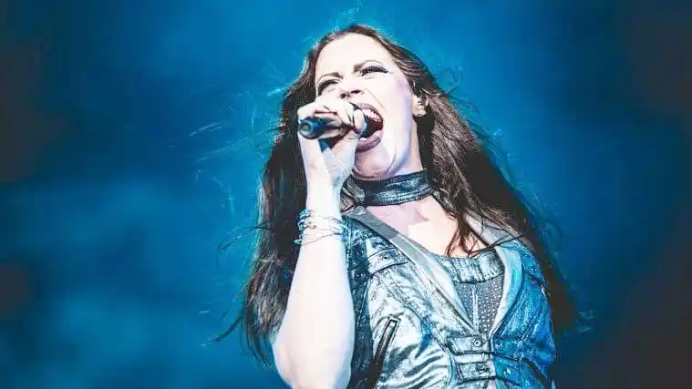 夜愿nightwish巡演现场,主唱地板姐即兴发挥为贝斯手配和声