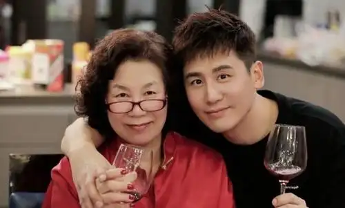 林志玲等50余位明星母亲节温馨晒照,冯巩与百岁妈妈合影令人泪奔