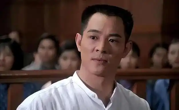 李连杰已经是一个年过六旬的中年人,年龄的增长自然会在他的外貌上留