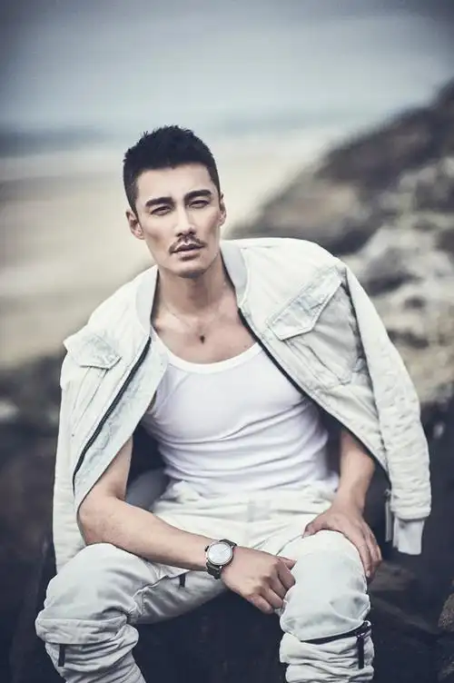 9 胡兵曝海滩迷人大片《鲛珠传》上映再展帝王气度