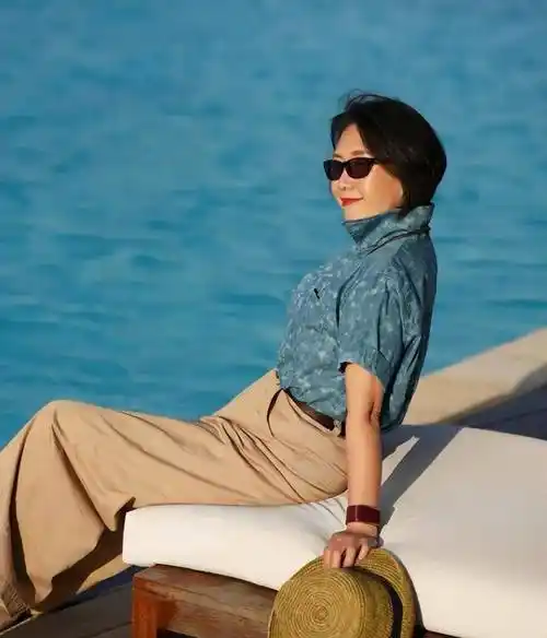 50岁女人少穿短裤!今年试试"阔腿裤"搭这3件上衣,减龄显气质-秀美女性