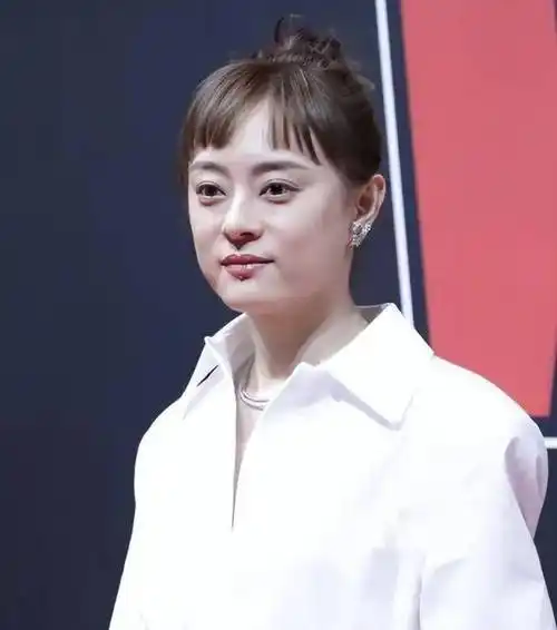 孙俪活动生图曝光,穿白裙留长发气质大变,网友:眼睛不凸了_状态_发型