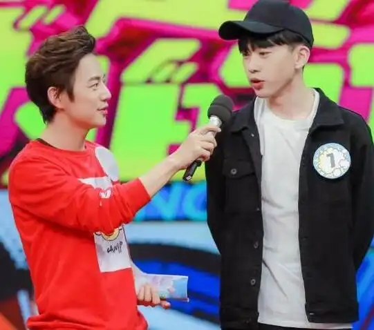 何炅费启鸣什么关系网曝与何炅牵手的男子是费启鸣