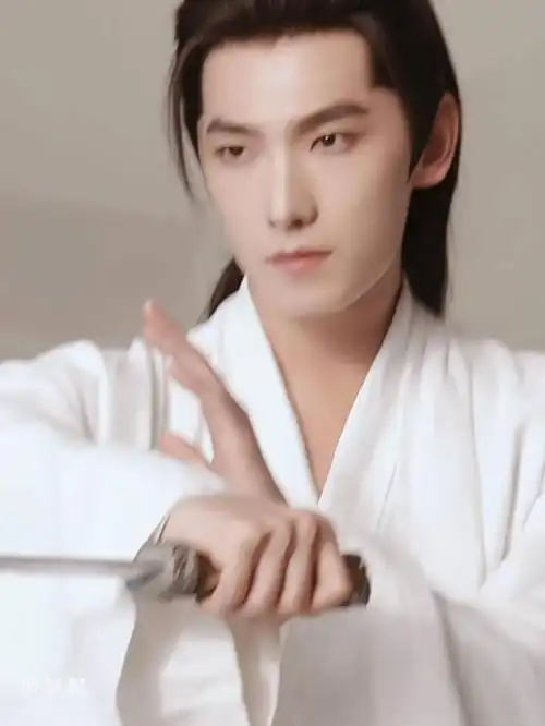 杨洋,古装,白衣,高马尾,反手握刀,谁懂这个含金量啊