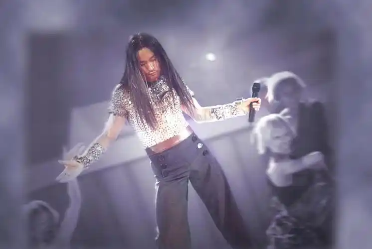 02>02 头条图片     2000 年,张国荣举行了热情世界巡回演唱会