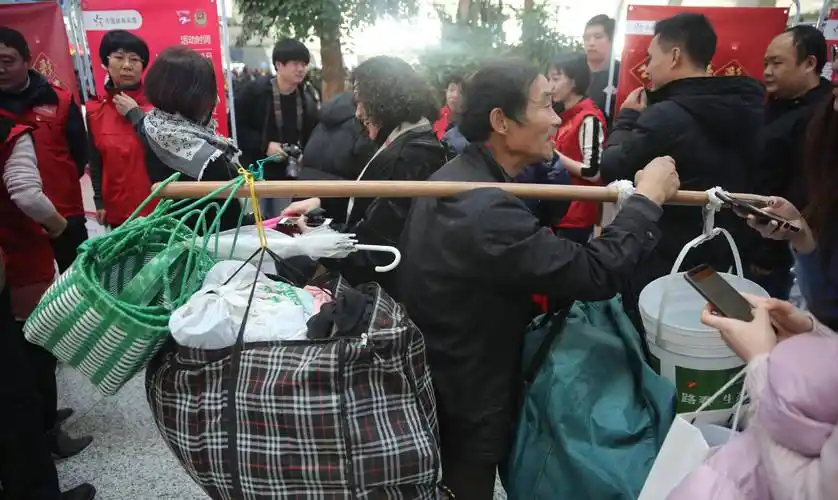 农民工为什么非要背被子回家?蛇皮袋,油漆桶,背包成为归家标配