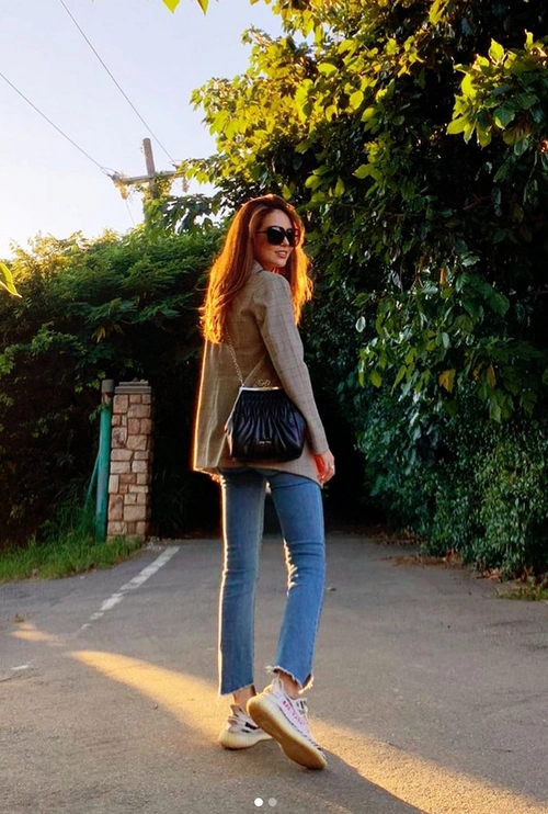 昆凌穿西装搭牛仔裤秀美腿甜笑回眸杀明媚清甜