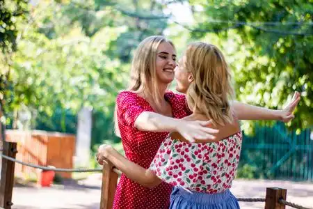 姐妹们拥抱图片