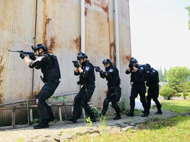 体能,综合越障,擒拿格斗等系统化,科学化的高强度训练,使全体参战特警