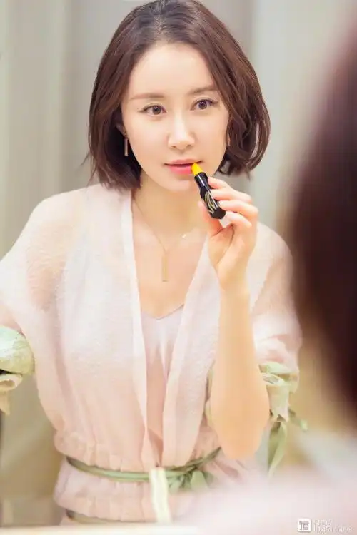 舒畅秒变红兔纸给大家拜年祝大家新春吉祥如意狗年旺旺旺