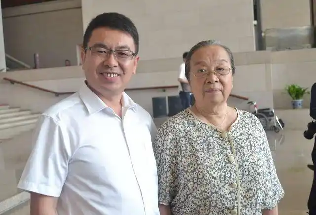 他是"容嬷嬷"的儿子,出道10年却不温不火,妻子反倒家喻户晓_李明启_王