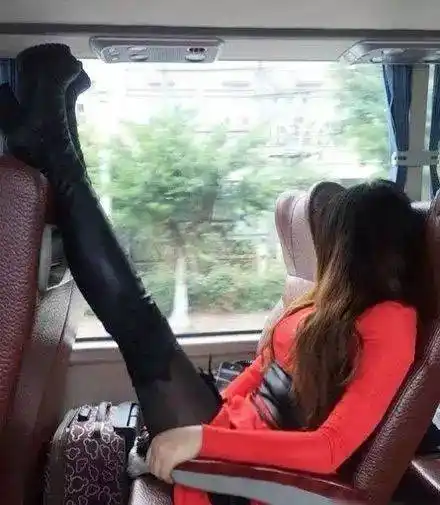 一波女汉子专用坐姿,每一个都是那么的放荡不羁.[20p]