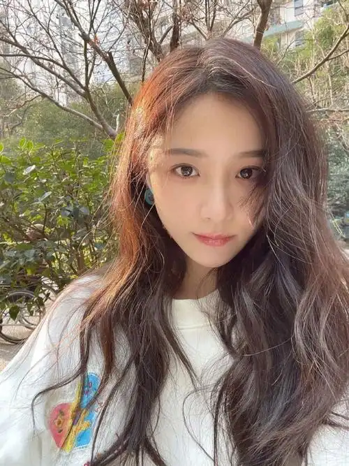 王思聪友人过生周二珂出席并爆料已婚