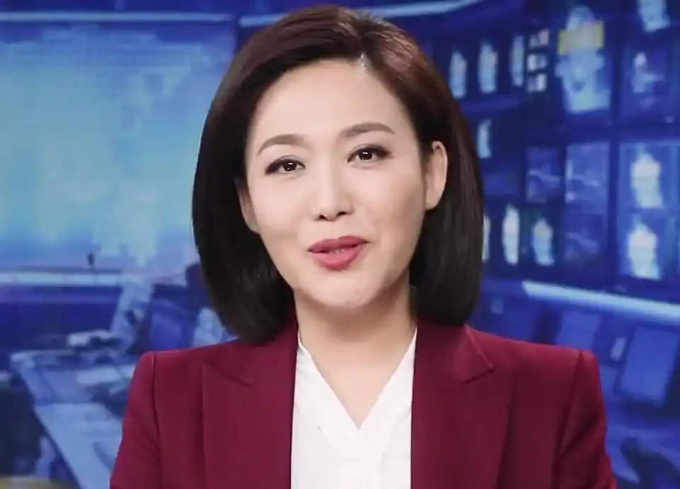 央视美女主持郑丽:低调嫁圈外老公,37岁高龄产子,全家乐开颜!