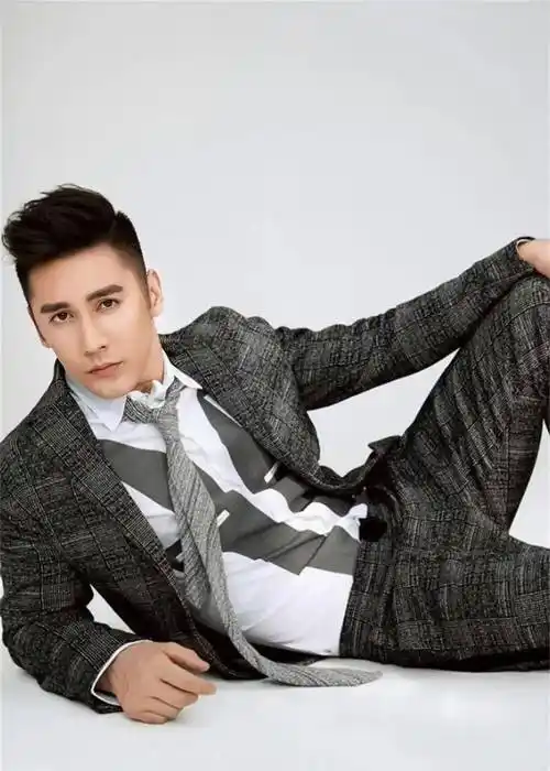 张伦硕阳光帅气迷人十足,身材超级好,属于天花板级别人物了!